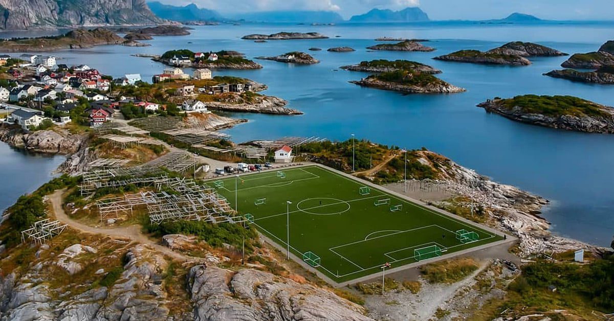 Estadio de Fútbol de Henningsvær (Noruega) 