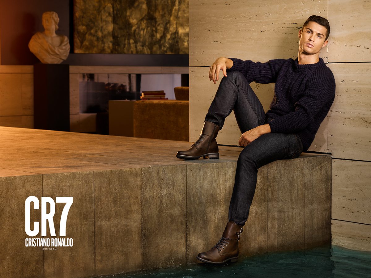 Ronaldo modelando su propia línea de calzado