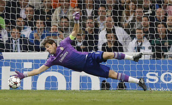 Iker Casillas atajando penal