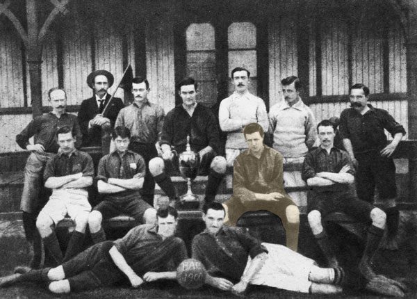 Winston Coe y el equipo del Athletic Club Barracas en 1906.