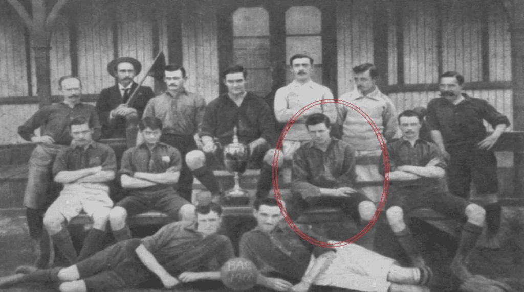 Winston Coe y el equipo del Athletic Club Barracas en 1906.