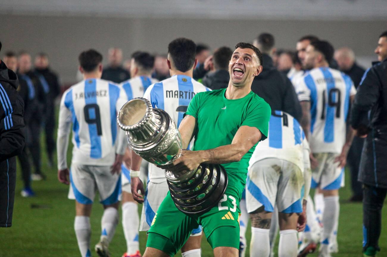 Buenos Aires, Argentina. 05th Sep, 2024. Emiliano Martínez of Argentina celebrates with Copa America trophy which Argentina won in July after winning the FIFA World Cup 2026 Qualifier between Argentina and Chile at Estadio Mâs Monumental in Buenos Aires, Argentina (Patricia Perez Ferraro/SPP) Credit: SPP Sport Press Photo