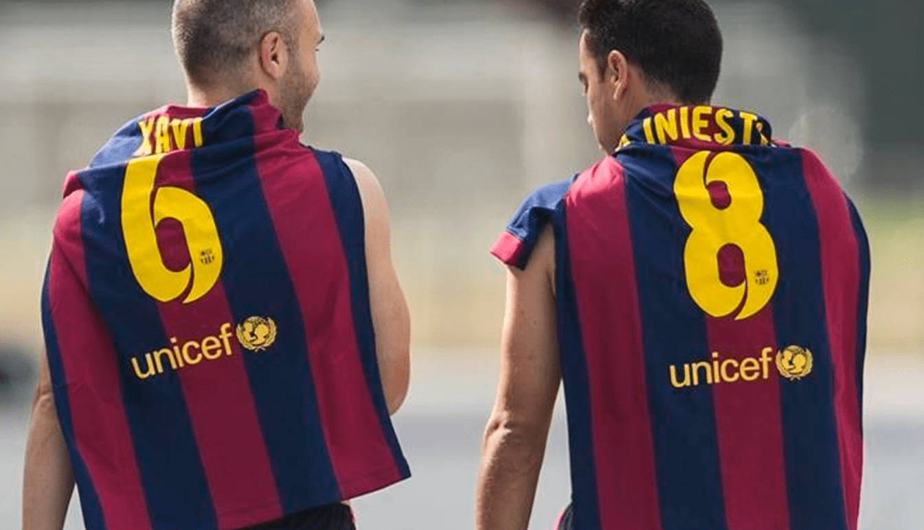 Andrés Iniesta y Xavi Hernández con la camiseta del Barcelona