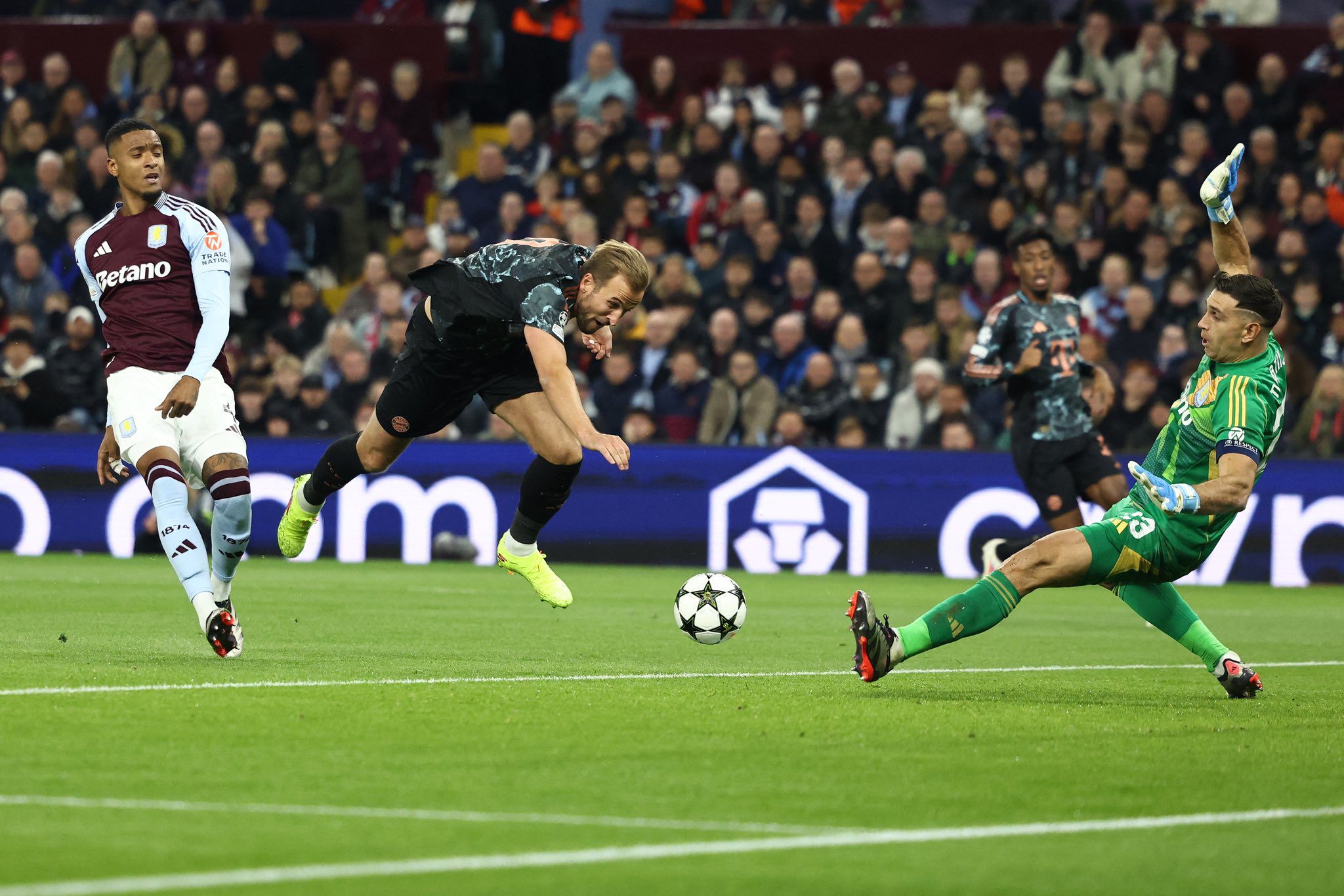 Emiliano Martínez - Harry Kane - UEFA Champions League