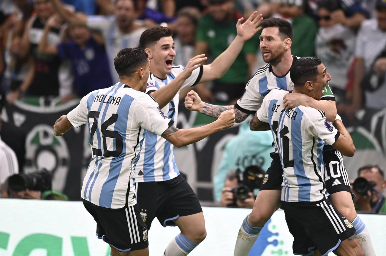 Foto Fabio Ferrari/LaPresse 26 Novembre 2022 Qatar - Sport - Calcio - Qatar 2022 - Coppa del Mondo Fifa - Argentina vs Messico - Gruppo C - Fase a Gironi - Lusail Stadium. Nella foto: esultanza Argentina November 26, 2022 , Qatar - sport - Soccer - Qatar 2022- Fifa World Cup - Argentina vs Mexico - Group C - group stage - Lusail Stadium. In the pic: Argentina exultation / PRESSINPHOTO