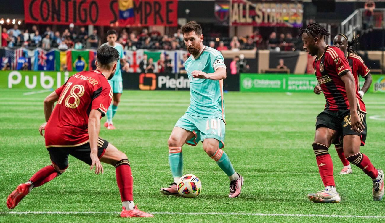 Atlanta, Georgia, USA. 2nd Nov, 2024. Inter Miami midfielder Lionel Messi (10) (C) looks to pass the ball between Atlanta United defender Pedro Amador (18) and midfielder Jay Fortune (18) during match 2 of the 2024 MLS Cup Playoff game at Mercedes-Benz Stadium. (Credit Image: © Debby Wong/ZUMA Press Wire)